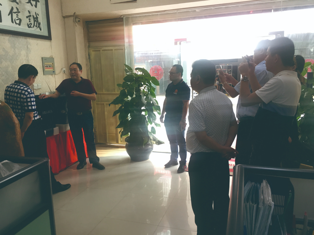 公司董事長陳程給廣西(xī)工業(yè)和(hé)信息化(huà)廳領導詳細介紹節電(diàn)器(qì)節電(diàn)原理(lǐ)及研發生(shēng)産銷售情況